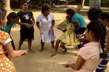 Beim Spiel Fallen und aufgefangen werden braucht man gegenseitiges Vertrauen