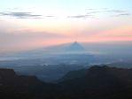 Sri Pada Schatten, „Nach einem dreistündigen Aufstieg wird man mit dem Bild belohnt, wie der heilige Berg seinen Schatten über das Land wirft“