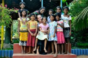 Julia Fischer umringt von den Mädchen aus dem Angels Home for Children in Marawila