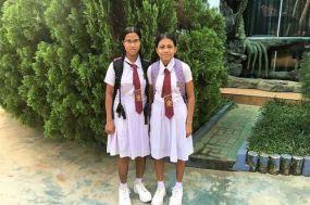 Die Mädchen in ihren Schuluniformen