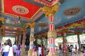 Dr&auml;ngen am Altar