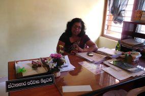 Die Managerin des Jugendamtes in Marawila