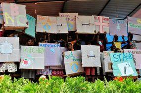 Mit gro&szlig;en Schildern wurde die Entstehung des Heims nachgestellt