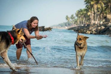 Julia mit den beiden Sch&auml;ferhunden am Strand von Marawila, Sri Lanka.