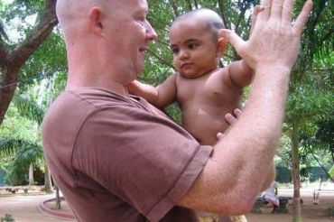 Linus mit dem kleinen Sappu auf dem Arm